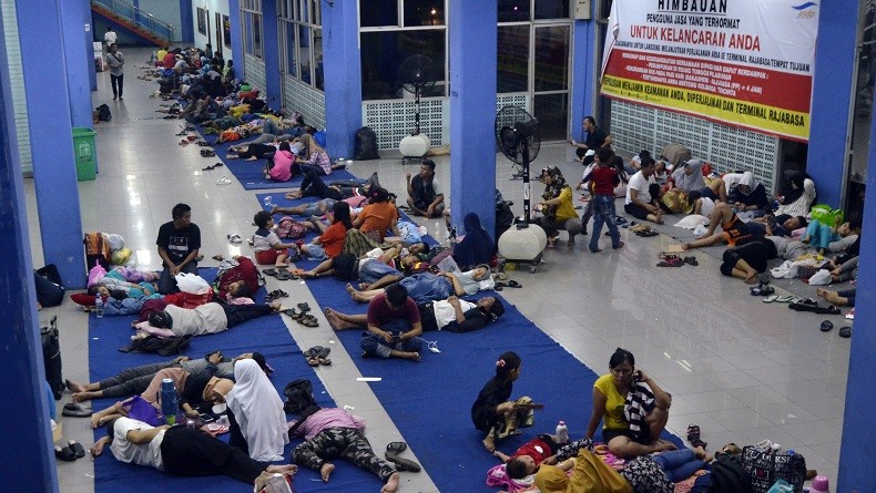 title Ratusan Penumpang KMP Mutiara Persada II Demo, Jalur Pelabuhan Bakauheni Macet Ratusan Penumpang KMP Mutiara Persada II Demo, Jalur Pelabuhan Bakauheni Macet