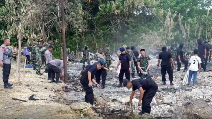 TNI dan Polri Bersama Warga Bersihkan Puing Kebakaran di Lokasi Bentrok Buton