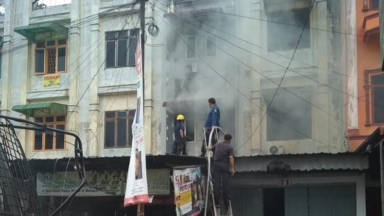 title Ruko Berlantai 3 Terbakar di Medan Marelan, Suami Istri Sempat Terjebak Ruko Berlantai 3 Terbakar di Medan Marelan, Suami Istri Sempat Terjebak