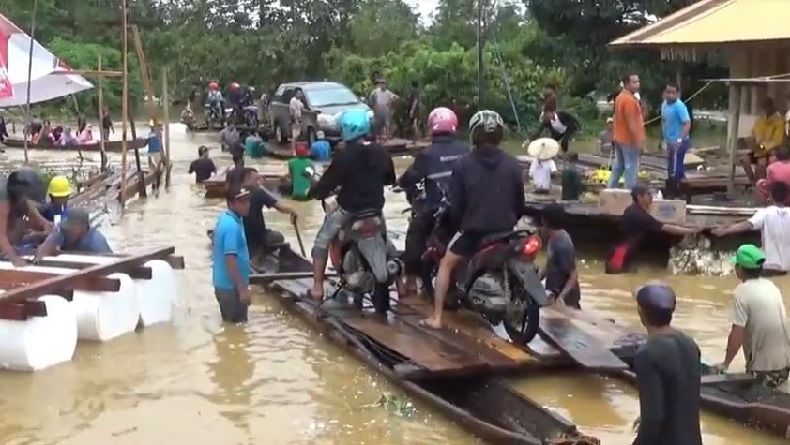Banjir di Jalur Kendari - Konawe, Warga Menyeberang Pakai Rakit Manual