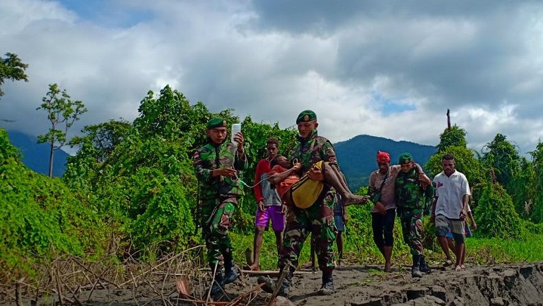 Tembus Sungai Mamberamo, TNI Evakuasi Anak Penderita Malaria