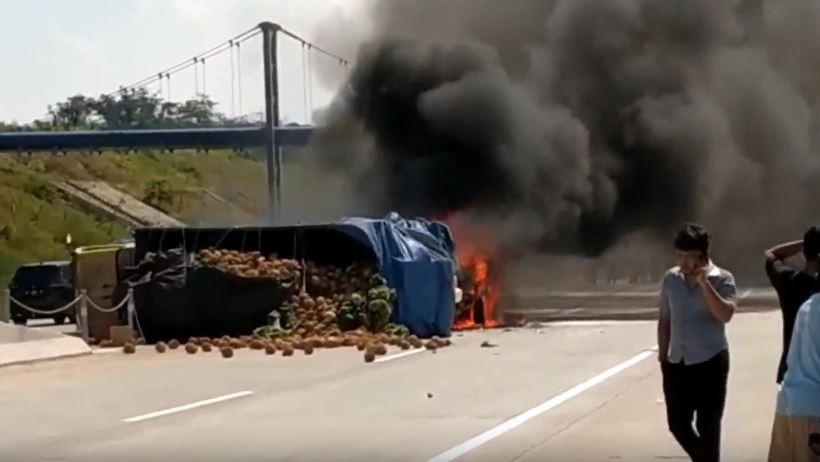 Tabrak Truk yang Kecelakaan, Innova Terbakar di Tol Malang-Pandaan