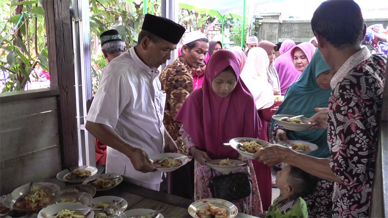 title Haul Wali Gembyang di Kendal, 800 Porsi Lontong Opor Ludes Disantap Warga Haul Wali Gembyang di Kendal, 800 Porsi Lontong Opor Ludes Disantap Warga