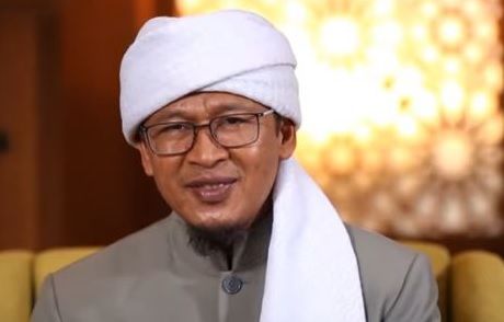 Pakai Jas Hujan, Aa Gym Jalan Kaki Ajak Warga Tak Keluar Rumah Cegah Corona