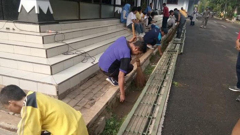 Tak Ikut Upacara Hari Pancasila, 22 ASN di Batang Jateng Dihukum Bersihkan Got
