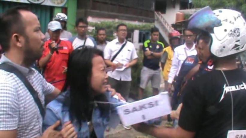 Istri Ngamuk saat Rekonstruksi Suami Bunuh Selingkuhannya di Baturaja OKU Sumsel