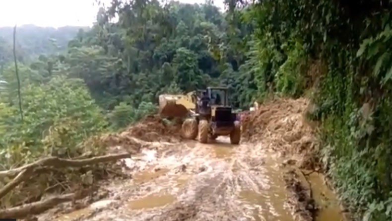 title Longsor dan Banjir Bandang Terjang Luwu Timur, Jalur Trans Sulawesi Lumpuh Longsor dan Banjir Bandang Terjang Luwu Timur, Jalur Trans Sulawesi Lumpuh