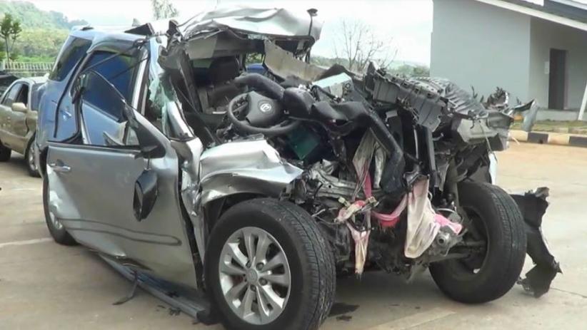 Minibus Tabrak Trailer di Tol Batang, Suami Istri Asal Buleleng Bali Tewas