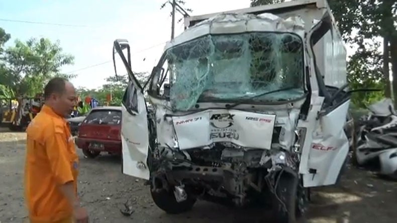 Truk Boks Tabrak Truk Kontainer Di Tol Cipularang, Sopir Tewas Tergencet