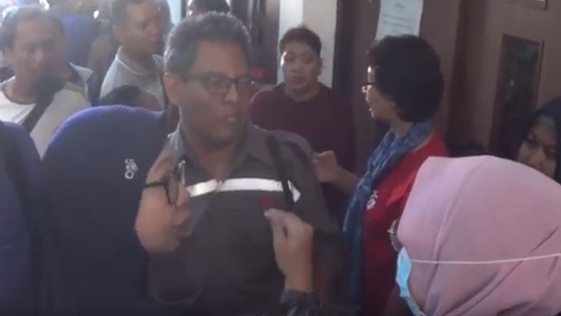 title Ratusan Wali Murid Geruduk Dispendik Surabaya Protes PPDB Sistem Zonasi Ratusan Wali Murid Geruduk Dispendik Surabaya Protes PPDB Sistem Zonasi