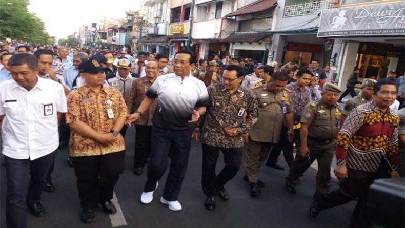 title Jalan Malioboro Bebas Kendaraan, Pengemudi Bentor Sulit Cari Penumpang Jalan Malioboro Bebas Kendaraan, Pengemudi Bentor Sulit Cari Penumpang
