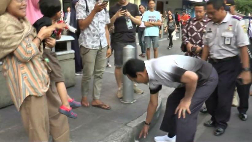 Cek Uji Coba Bebas Kendaraan di Malioboro, Sultan Punguti Sampah yang Berserakan