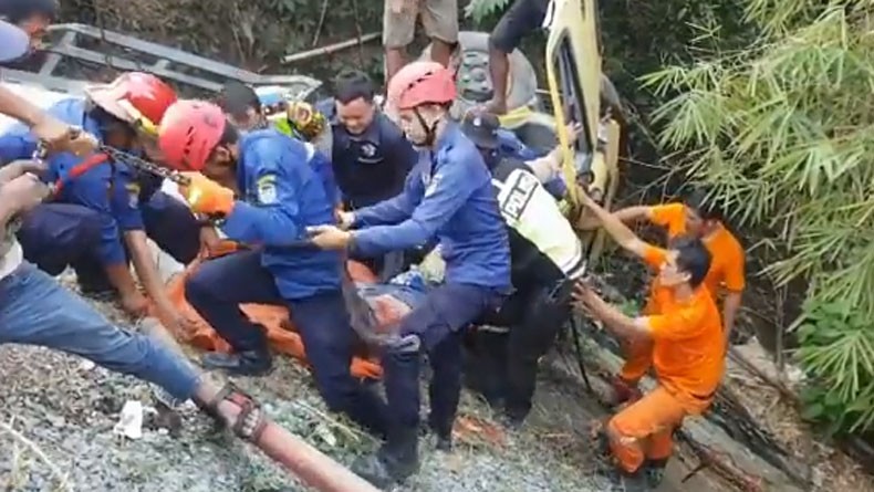 Ban Meletus, Dump Truk Tabrak Mobil Boks dan Truk hingga Masuk Jurang, 1 Tewas