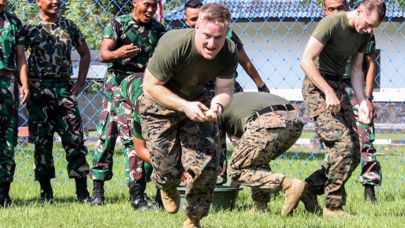 Seru, Prajurit Marinir RI dan Amerika Lomba Memasukkan Belut ke Botol - Bagian 2