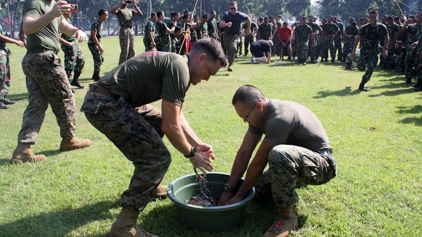 Seru, Prajurit Marinir RI dan Amerika Lomba Memasukkan Belut ke Botol - Bagian 1
