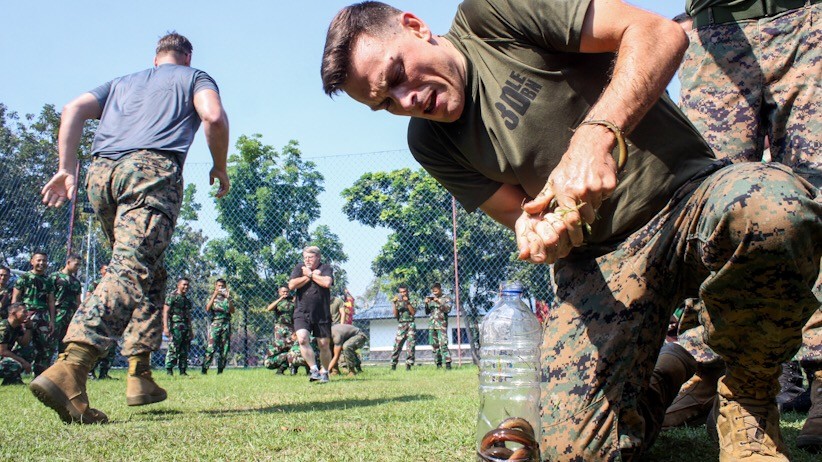 Seru, Prajurit Marinir RI dan Amerika Lomba Memasukkan Belut ke Botol - Bagian 3