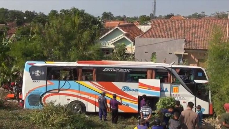 title Kecelakaan di Tol Pejagan - Pemalang, 3 Orang Tewas 3 Luka-Luka Kecelakaan di Tol Pejagan - Pemalang, 3 Orang Tewas 3 Luka-Luka