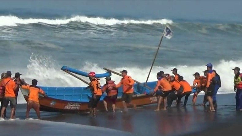 Tim SAR Lanjutkan Pencarian Eks Pemain Persis Solo dan Putrinya yang Tenggelam