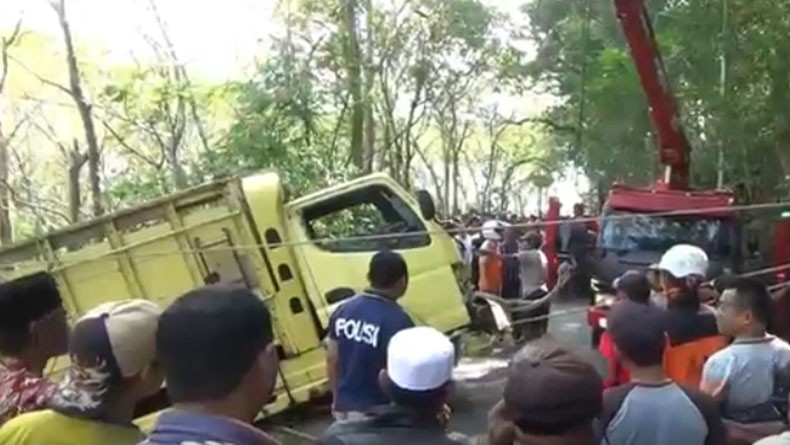 title Truk Bermuatan Kayu Jati Masuk Jurang di Kulonprogo, 2 Tewas dan 9 Luka-Luka Truk Bermuatan Kayu Jati Masuk Jurang di Kulonprogo, 2 Tewas dan 9 Luka-Luka