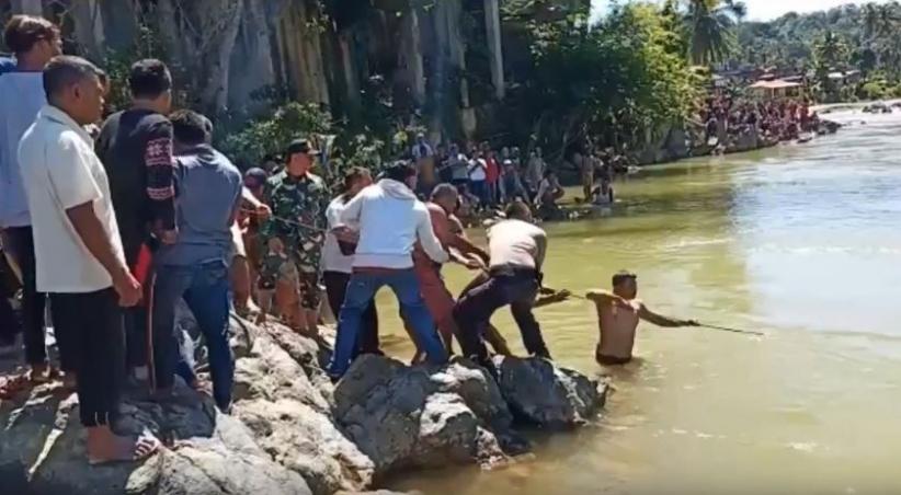 Minibus Terjun ke Sungai Batang Natal di Jalinsum Madina , 1 Tewas dan 2 Hilang