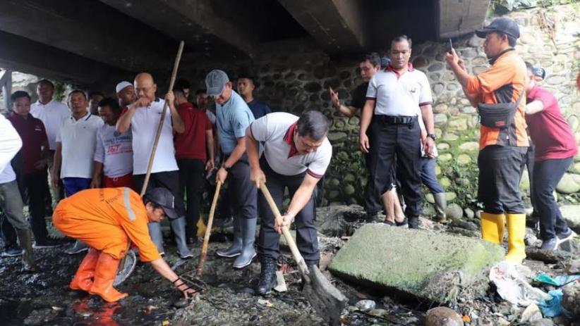 Saat Kapolda Sumut Pegang Sekop Turun Tangan Langsung Antisipasi Banjir