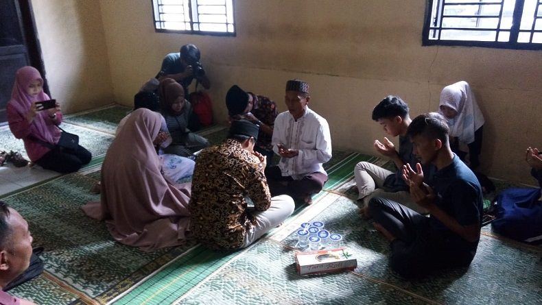 title Calon Suami Ditahan, Pasangan Ini Menikah di Mapolsek Medan Timur Calon Suami Ditahan, Pasangan Ini Menikah di Mapolsek Medan Timur