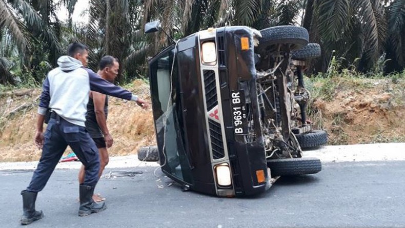 Mobil Rombongan Siswa TK Terguling di Kawasan Bukit Lantak Dharmasraya Sumbar