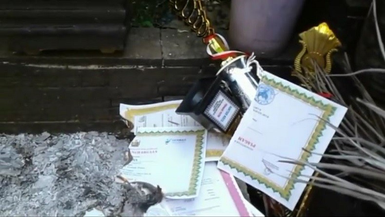 Kecewa Tak Diterima di SMP Impian, Siswa SD Ini Bakar Belasan Piagam Penghargaan