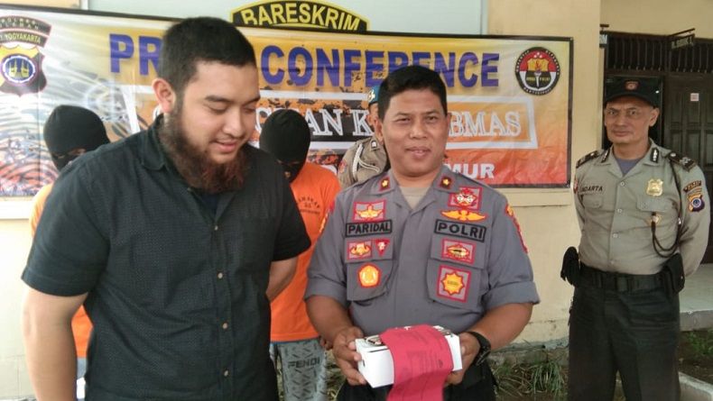 title Polisi Tangkap 3 Pelaku Penipuan Bermodus COD Smartphone di Sleman Polisi Tangkap 3 Pelaku Penipuan Bermodus COD Smartphone di Sleman