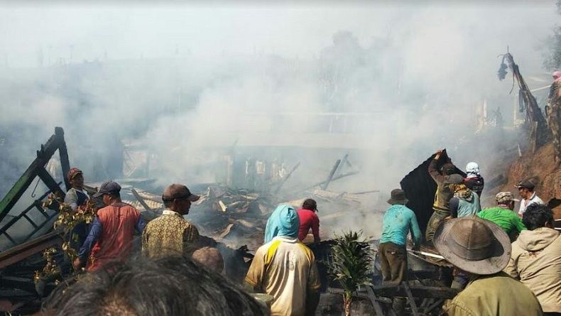 Tiga Rumah dan Satu Musala di Lereng Gunung Prau Kendal Terbakar