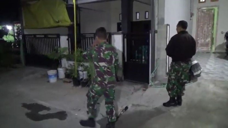 Densus 88 Geledah Rumah Kontrakan Terduga Teroris di Ponorogo
