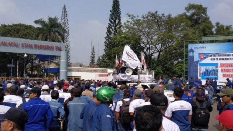 Ribuan Buruh Outsourcing di Cilegon Tolak Restrukturisasi dan PHK Krakatau Steel