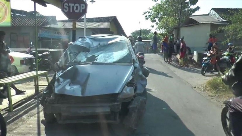 Honda Jazz Tertabrak Railbus di Sukoharjo, Mobil Terseret dan Seruduk Kos-Kosan