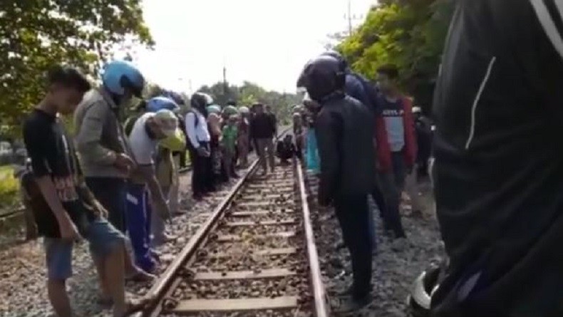 Dosen Unej dan Istrinya Tewas Ditabrak Kereta di Perlintasan Tanpa Palang Pintu