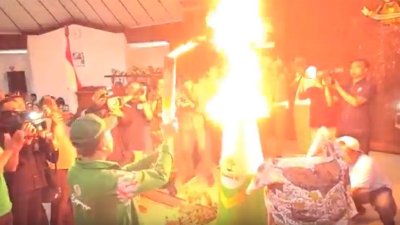 title Api Abadi Porprov Sambar Kerumunan Panitia, 2 Orang Luka Bakar Api Abadi Porprov Sambar Kerumunan Panitia, 2 Orang Luka Bakar