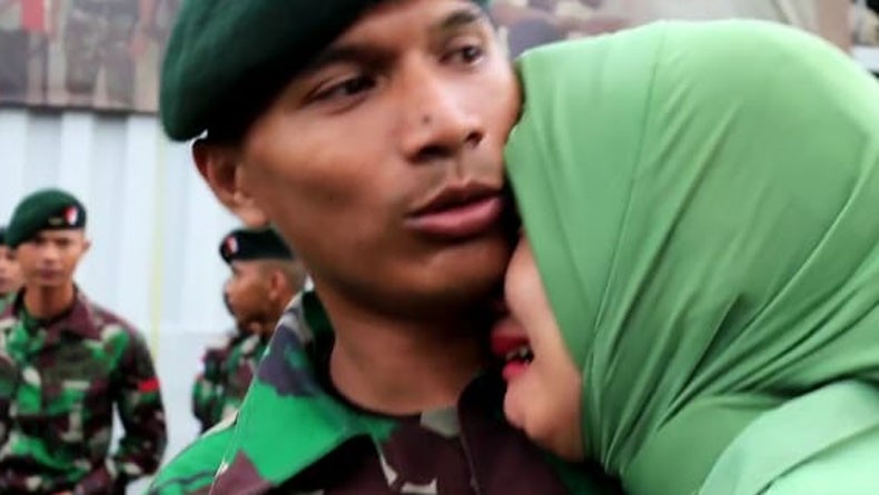 Tangis Haru Keluarga Antar Keberangkatan Satgas Pamtas RI-Malaysia ke Nunukan