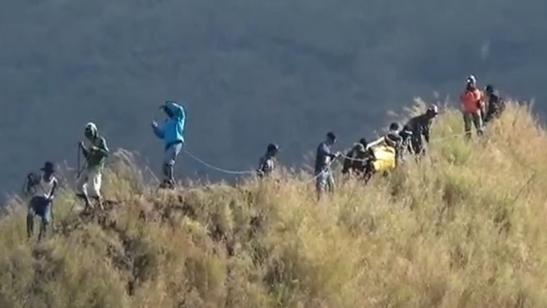 title Setelah 12 Jam, Jasad Thoriq Berhasil Dievakuasi Tim SAR dari Bukit Piramid Setelah 12 Jam, Jasad Thoriq Berhasil Dievakuasi Tim SAR dari Bukit Piramid
