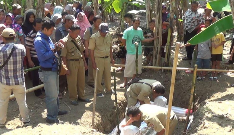 Makam Kuno dengan Nisan Arab dan Romawi Ditemukan di Pekarangan Warga Kendal