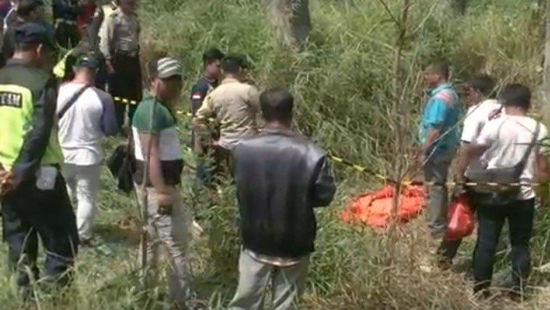 Mayat Lelaki tanpa Busana dan Membusuk Ditemukan di Lahan Kosong Kota Bekasi