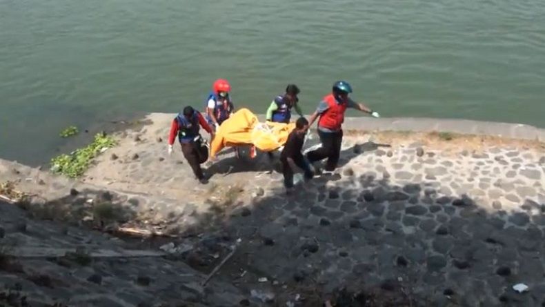 Leher Terlilit Tali, Mayat Wanita Mengambang di Sungai Brantas