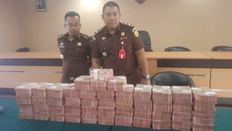 Kejari Pontianak Pamer Uang Tunai Barang Bukti Sitaan Kasus Korupsi Rp4,7 Miliar
