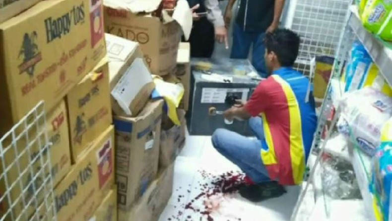 Sabet Karyawan Toko Pakai Celurit, Perampok Sadis Bobol Minimarket di Sidoarjo