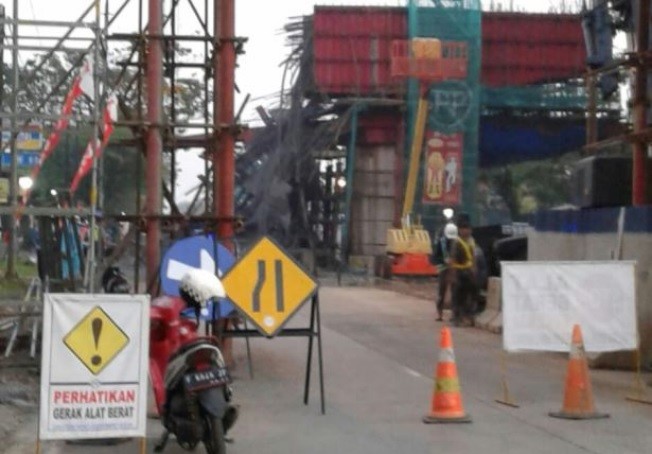 Coran Tol BORR di Jalan Soleh Iskandar Bogor Ambruk, Lalu Lintas Lumpuh