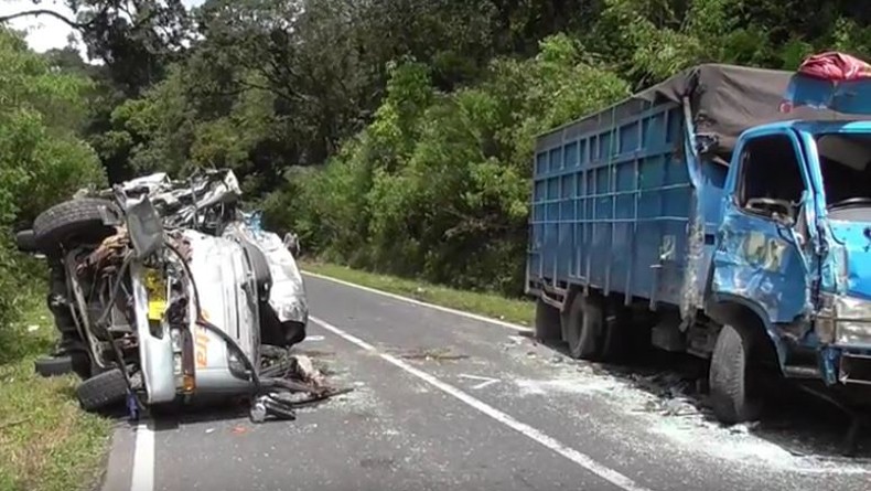 Truk Muatan Karet Tabrak Bus Rombongan Pesta di Dairi, 1 Tewas dan 35 Luka-Luka