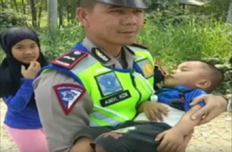 Aksi Polisi yang Viral saat Gendong Balita di OKU Sumsel Diganjar Penghargaan