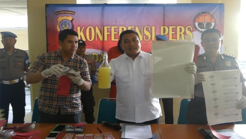 title Polisi Bongkar Pabrik Miras Oplosan Palsu Merek Terkenal di Sleman Polisi Bongkar Pabrik Miras Oplosan Palsu Merek Terkenal di Sleman