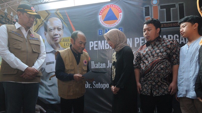 IJTI Berikan Penghargaan Pengabdian Tanpa Batas kepada Sutopo BNPB