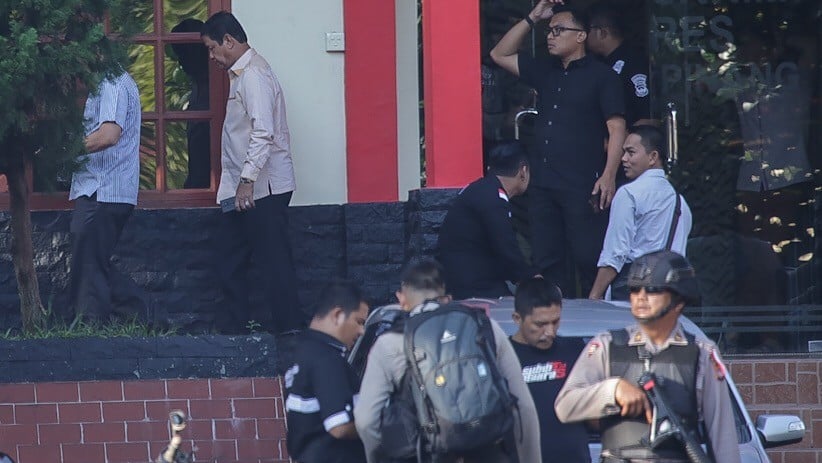 Kena OTT, Gubernur Kepri Dibawa KPK ke Jakarta - Bagian 2