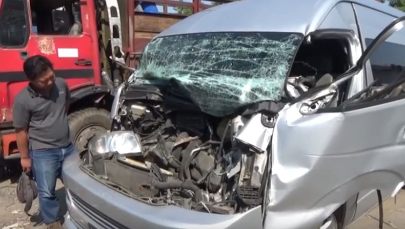 title Toyota Hiace Tabrak Dump Truk di Tol Jombang akibat Sopir Ngantuk, 6 Orang Luka Toyota Hiace Tabrak Dump Truk di Tol Jombang akibat Sopir Ngantuk, 6 Orang Luka