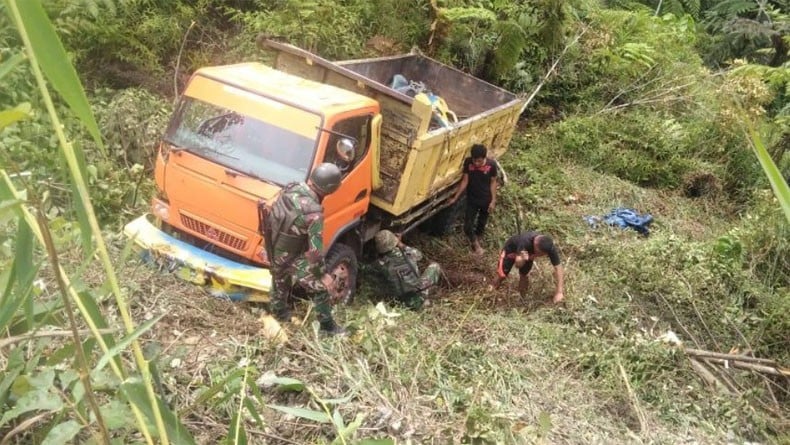 Satgas Pamrahwan Evakuasi Truk Logistik Kodim 1714/Puja di Jurang Puncak Senyum